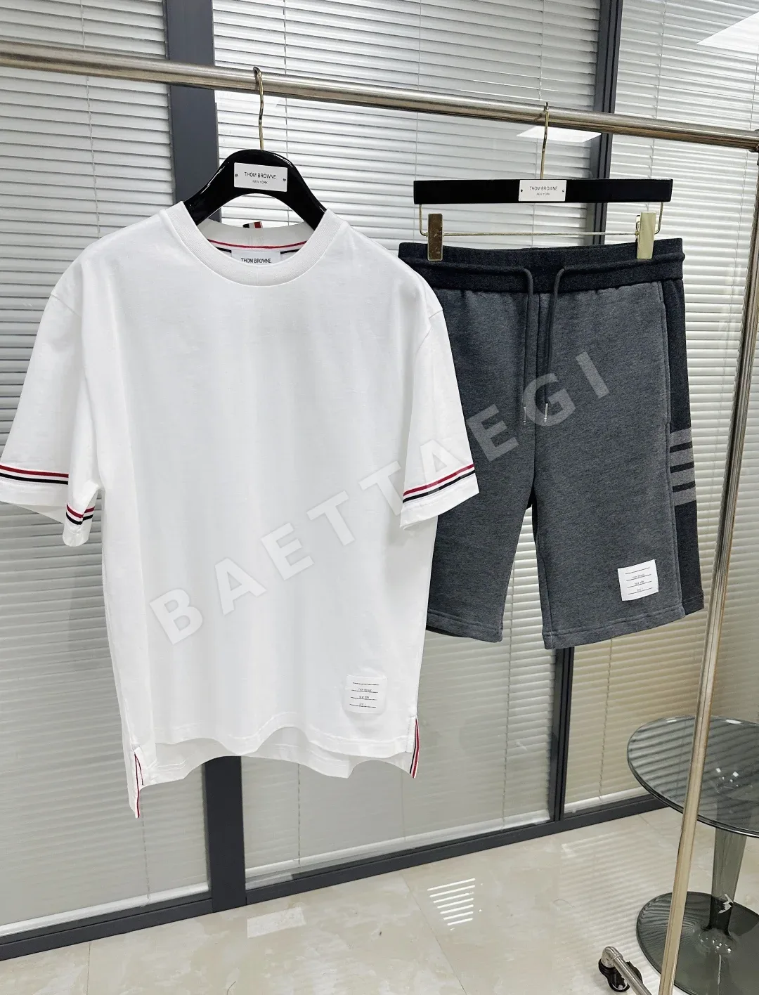 톰브라운 3색 카라 스트라이프 반팔 티셔츠 상세 이미지 2