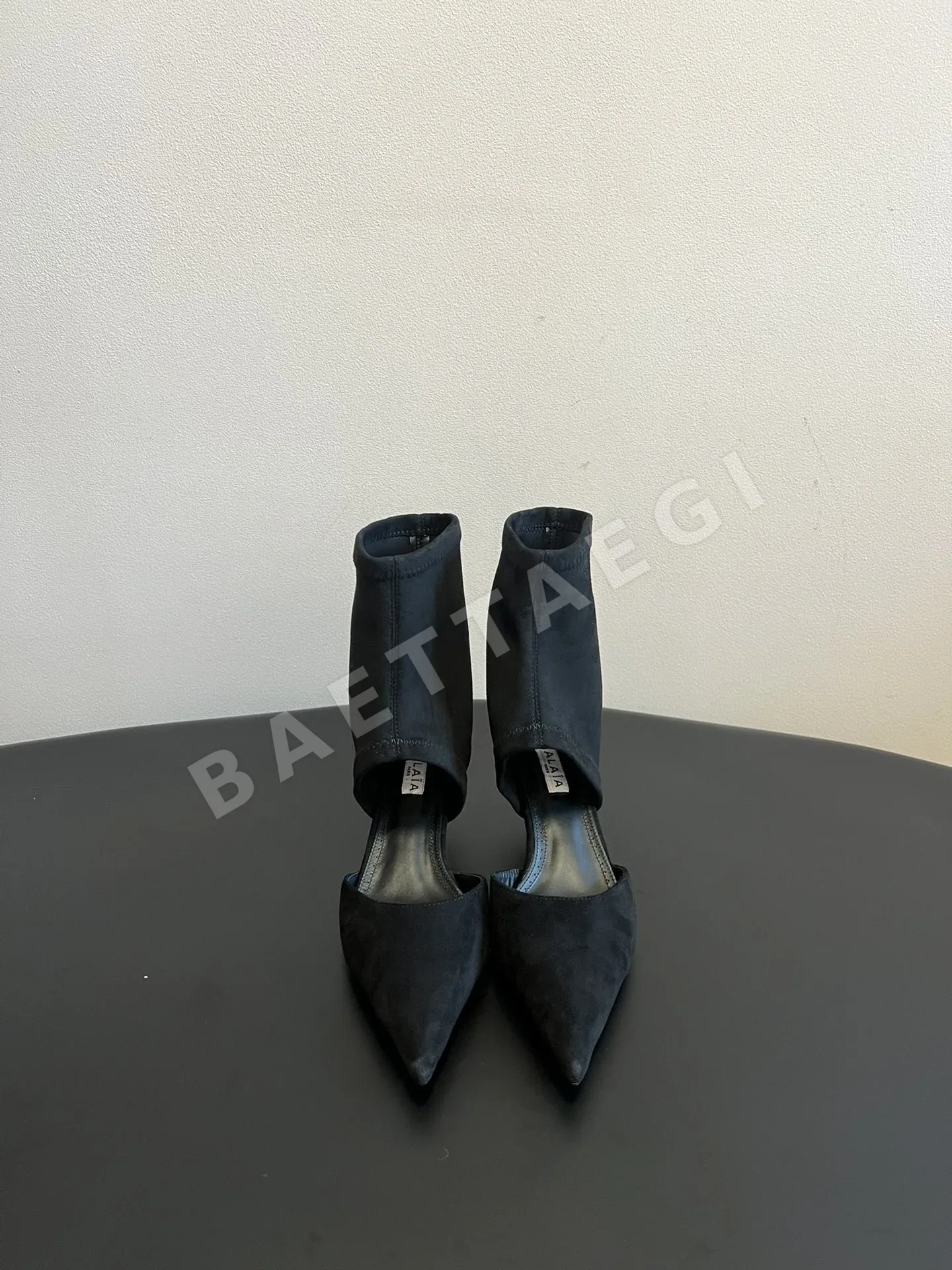 알라이아 뾰족 토 중공 엘라스틱 샌들 121049