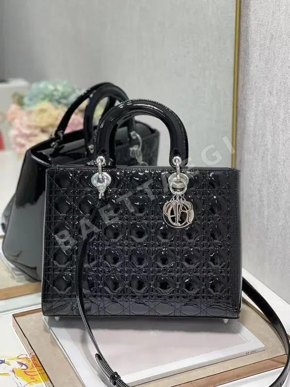 디올 레이디 블랙 페이턴트 플립 가방 196356