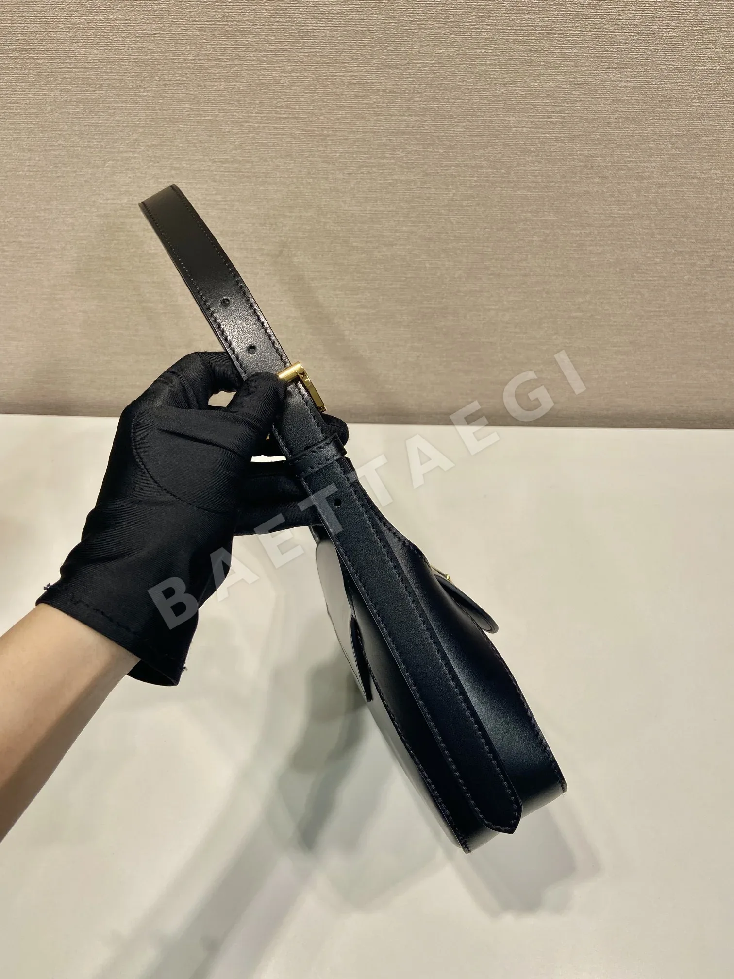 프라다 나파 가죽 숄더백 1BD358 상세 이미지 5