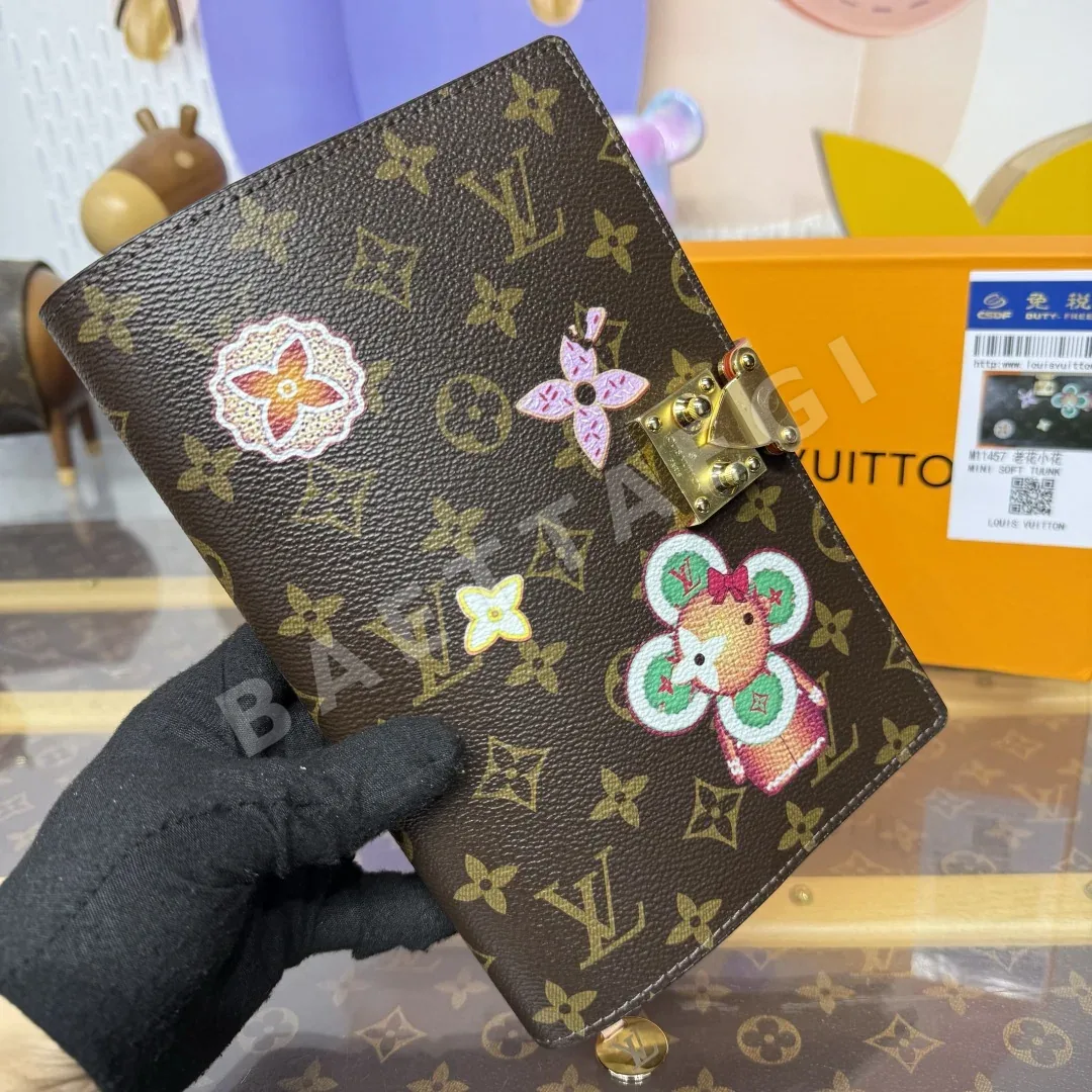 루이비통 모노그램 실크스크린 노트 커버 지갑 상세 이미지 4