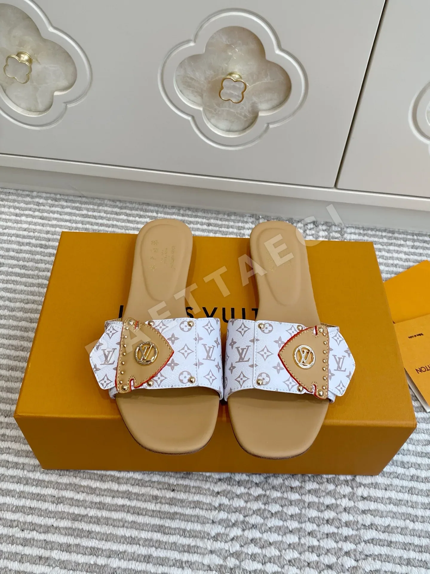 루이비통 락잇 스터드 모노그램 샌들 41839
