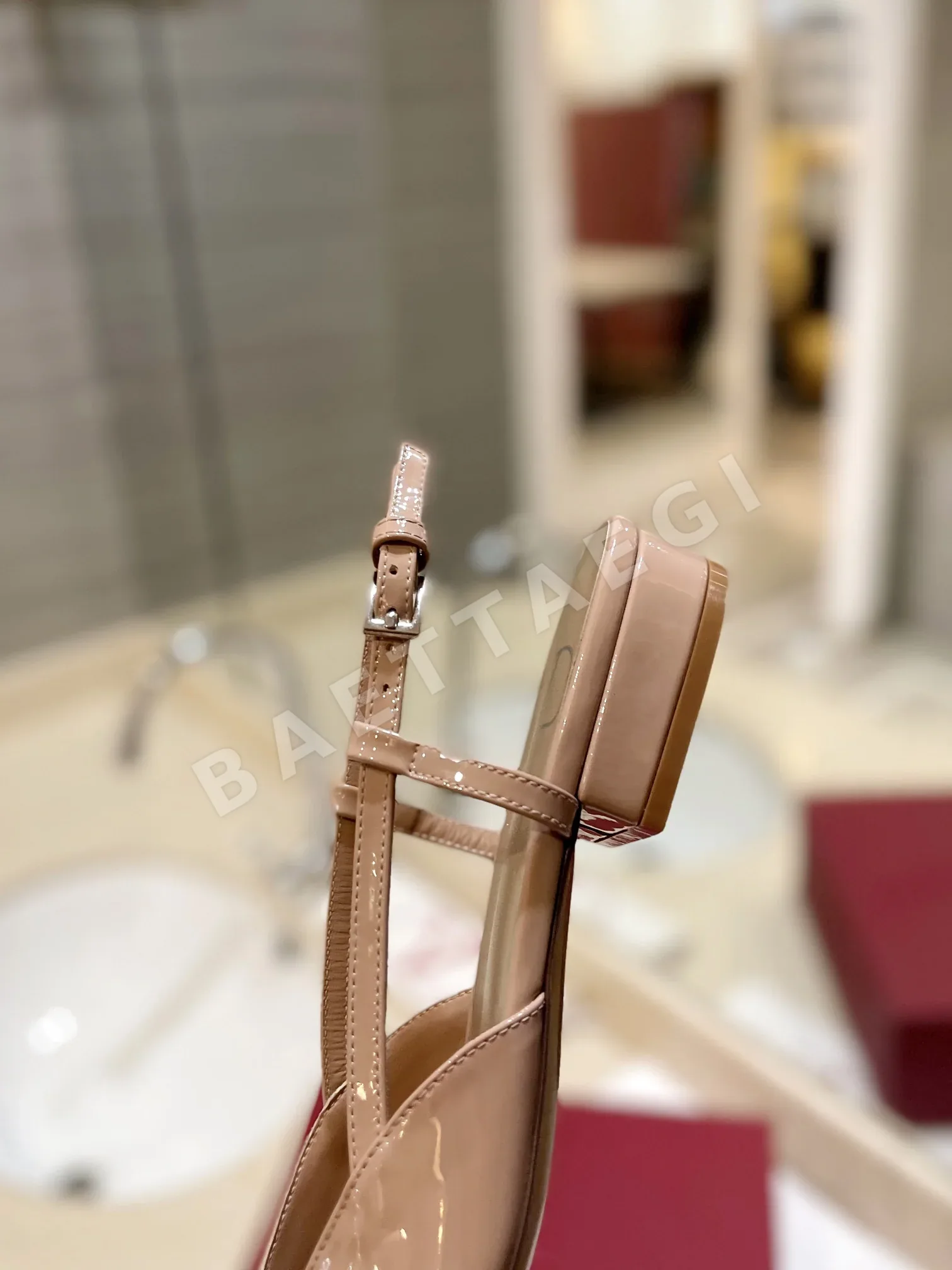 발렌티노 VLogo V 버클 에나멜 가죽 여성 구두 신발 상세 이미지 8