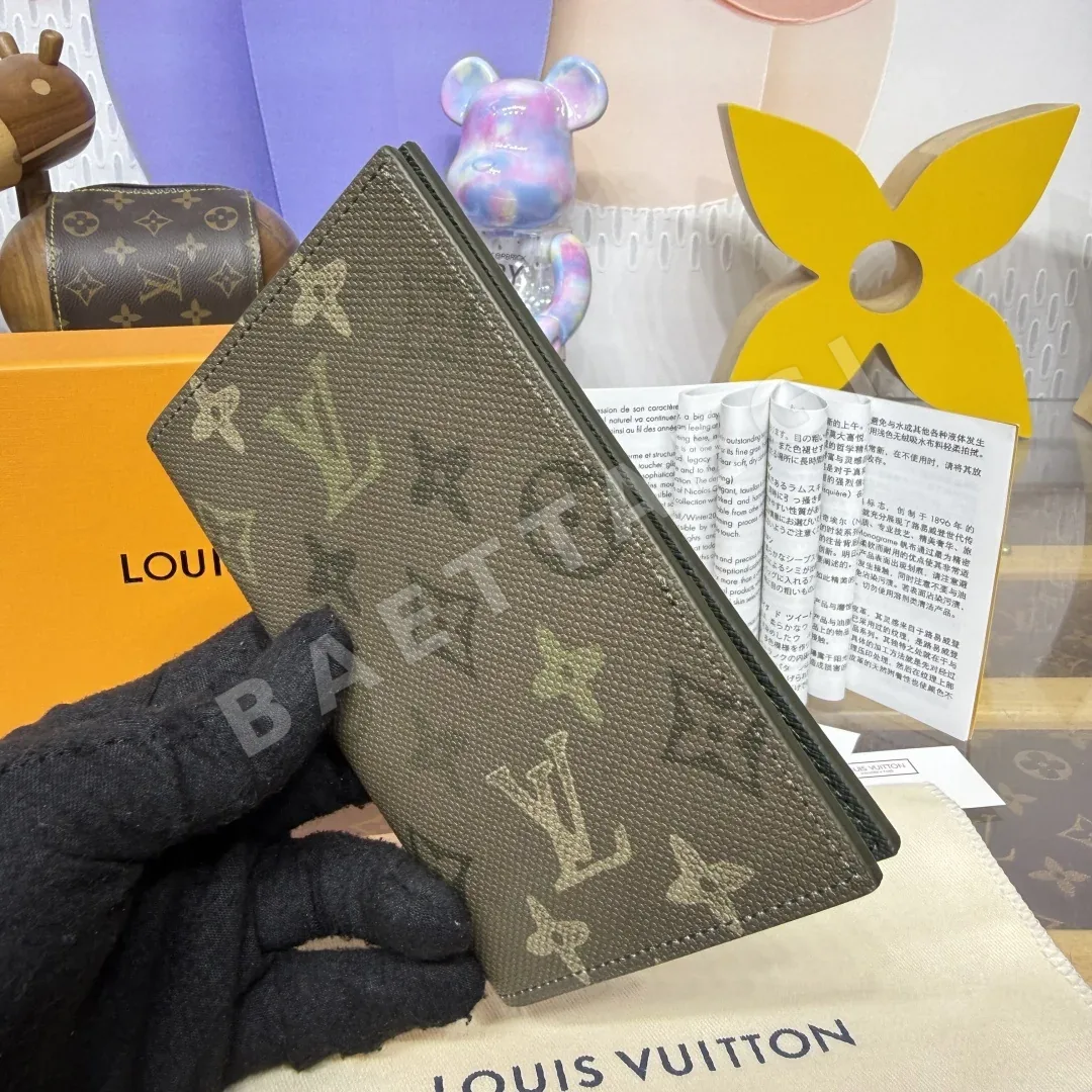 루이비통 모노그램 서플러스 그린 여권 지갑 상세 이미지 5