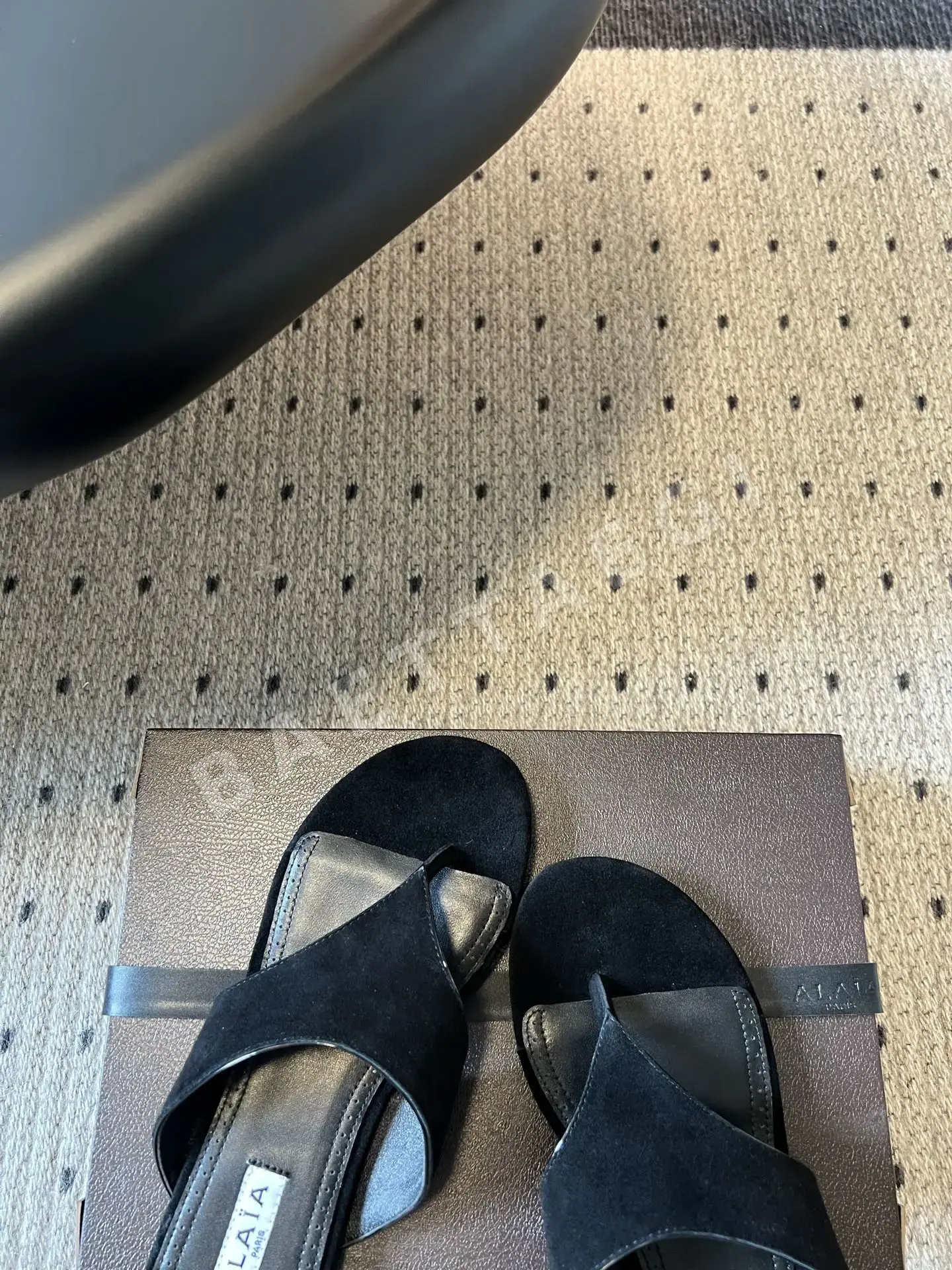 알라이아 플랫 샌들 상세 이미지 9