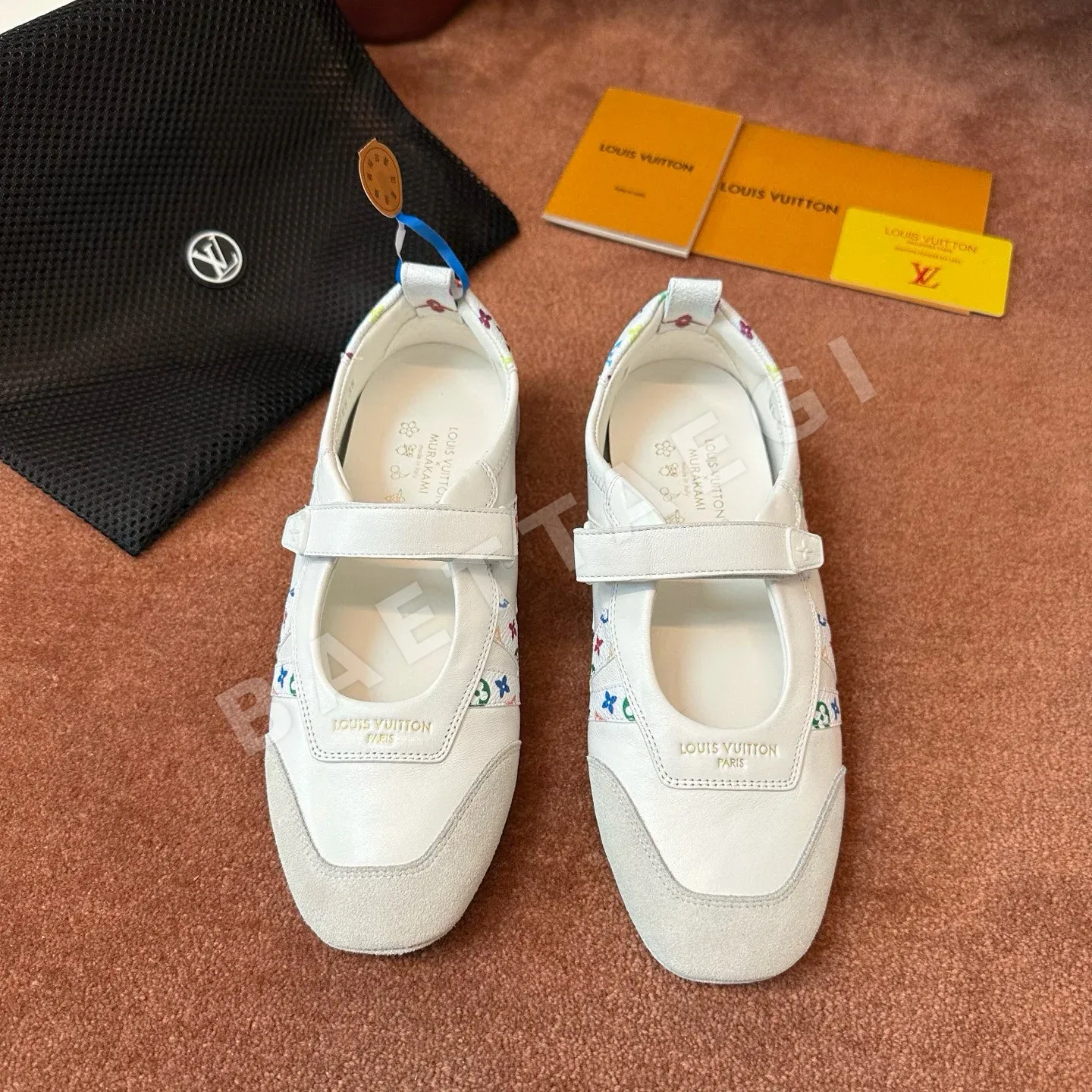 루이비통 스니커즈 여성 램스킨 측면 LV 로고 188035