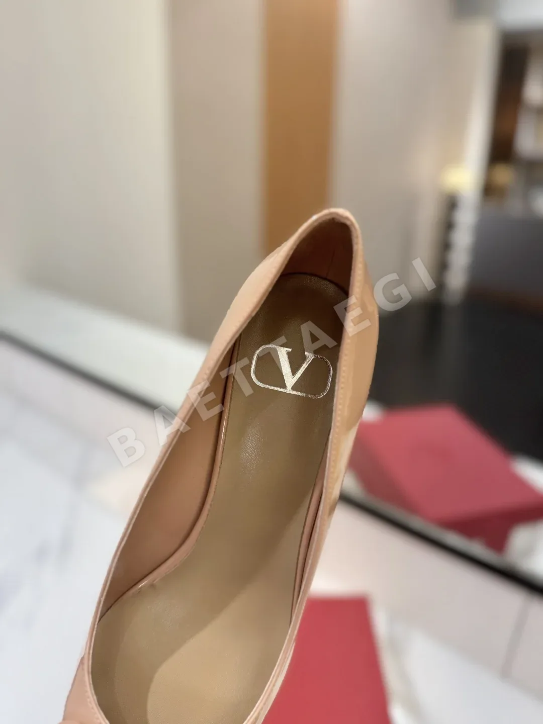 발렌티노 V자 버클 송아지가죽 하이힐 샌들 상세 이미지 8