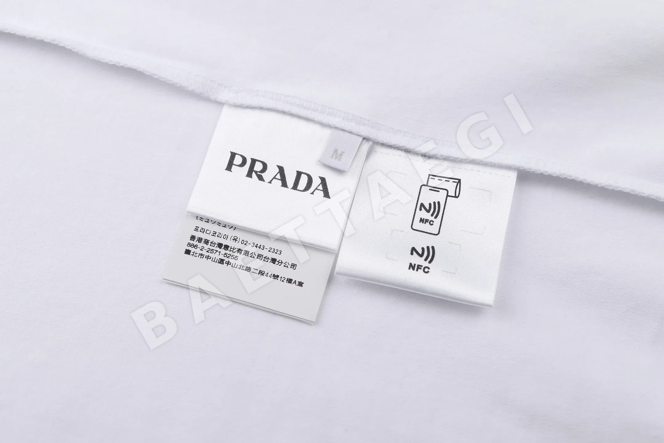 프라다 로고 프린트 크루넥 남성 반팔 티셔츠 상세 이미지 9
