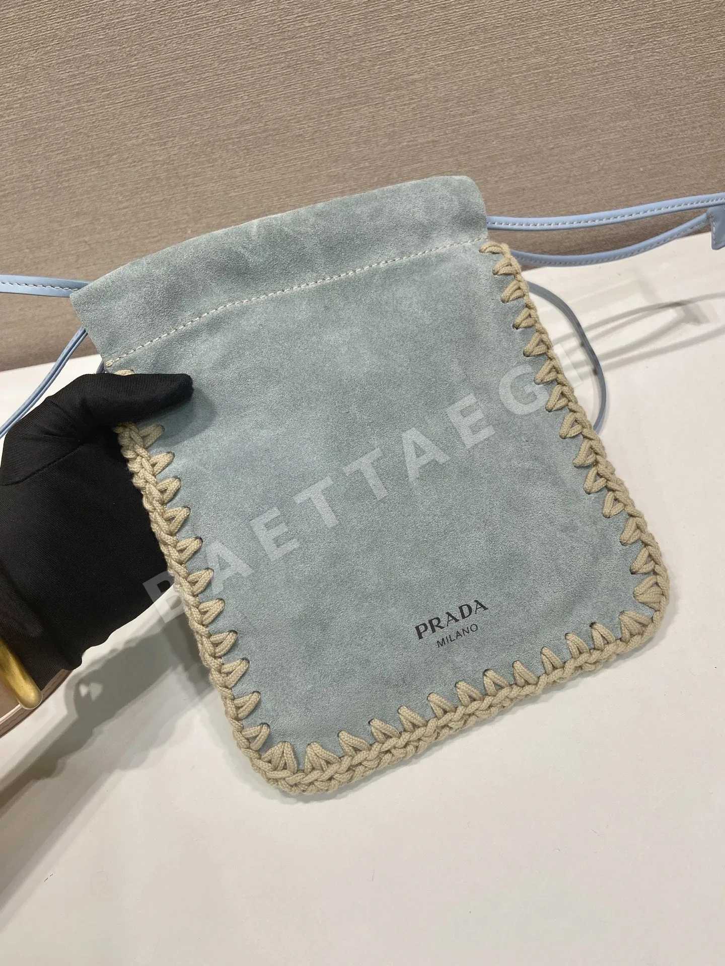 프라다 직조 스웨이드 스마트폰 클러치 가방 1ZT092 상세 이미지 4