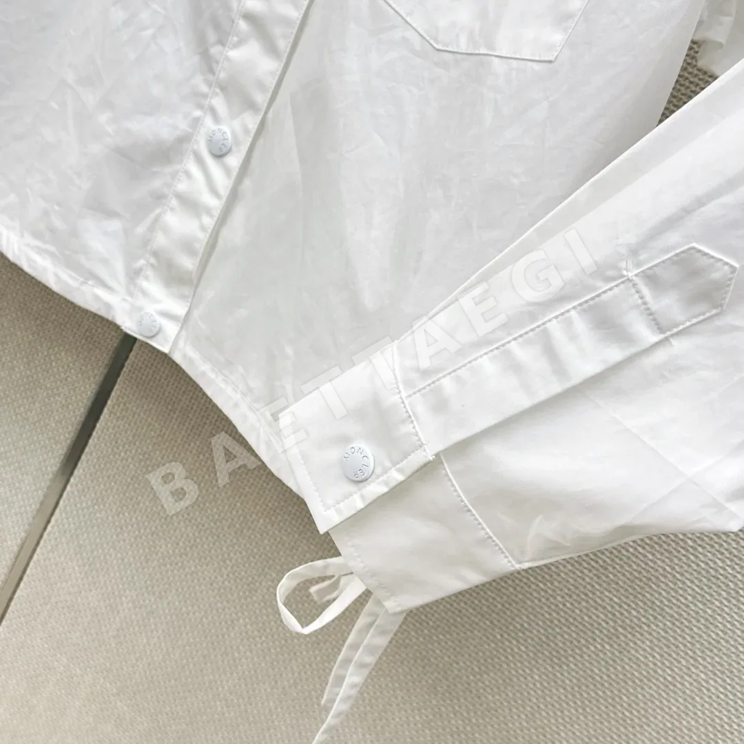 몽클레르 로고 자수 피터팬카라 드로스트링 여성 셔츠 상세 이미지 7