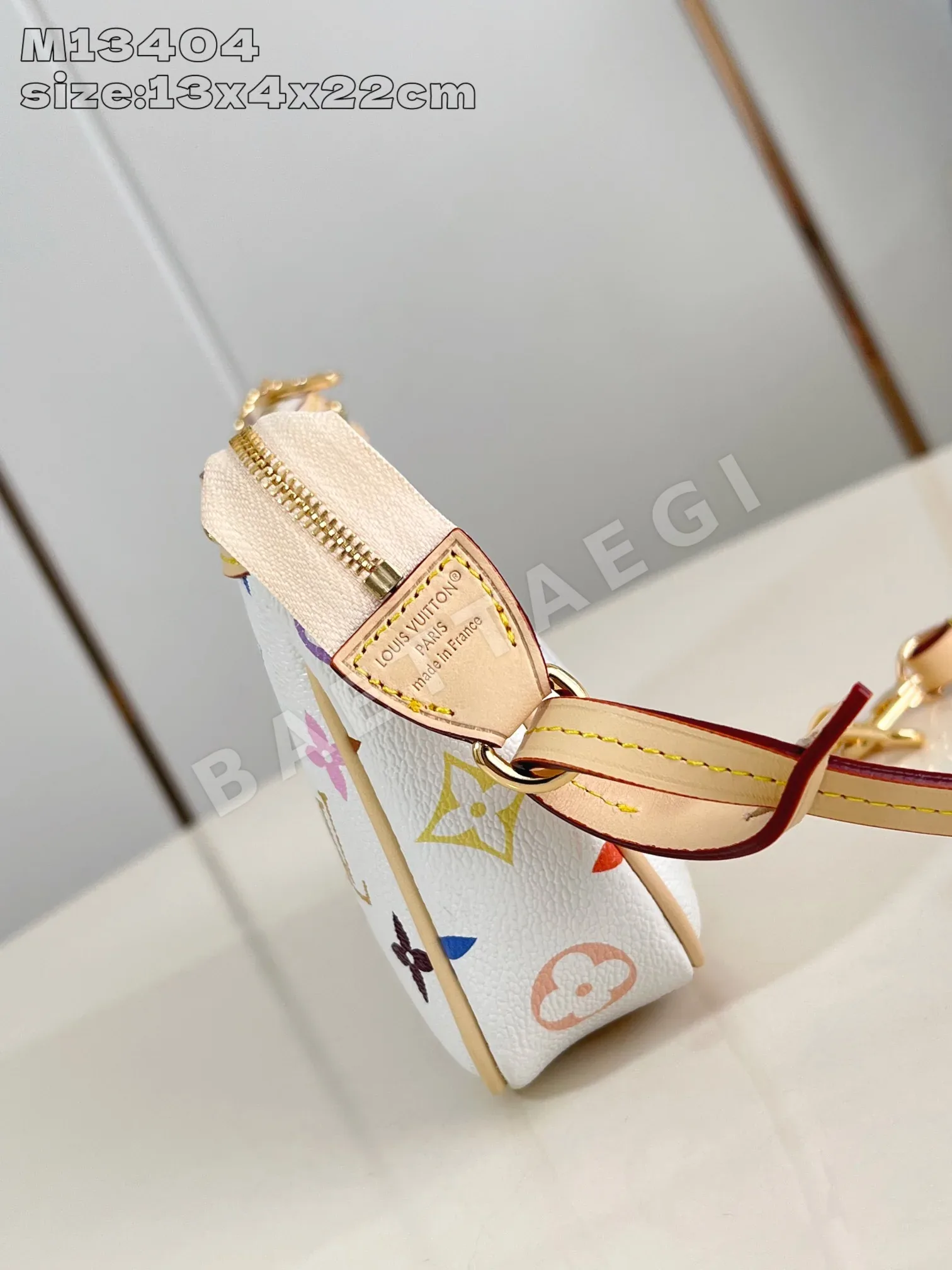 루이비통 M13404 화이트 포쉐트 핸드백 상세 이미지 5