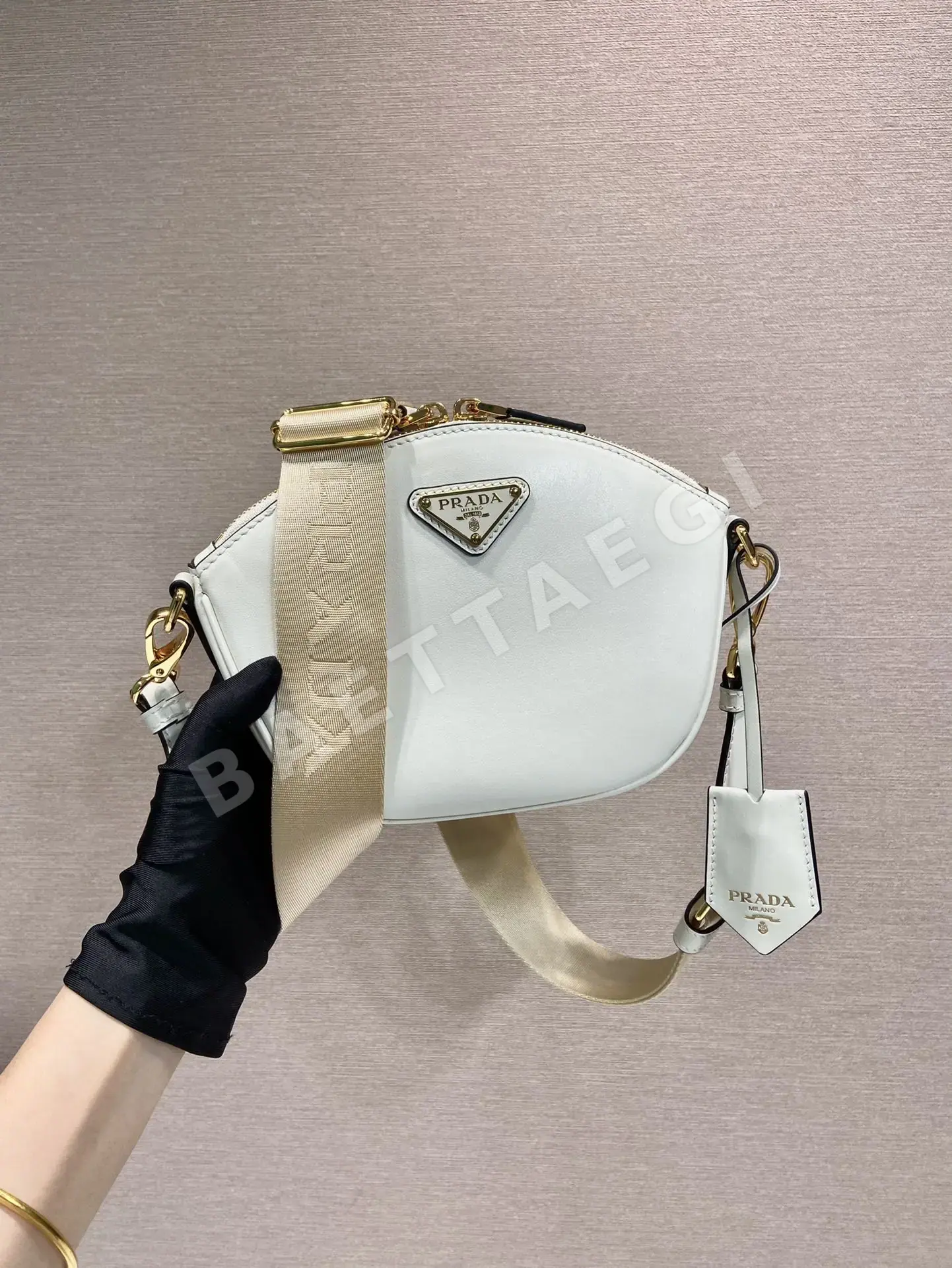 프라다 카프스킨 미니 숄더백 1BH212