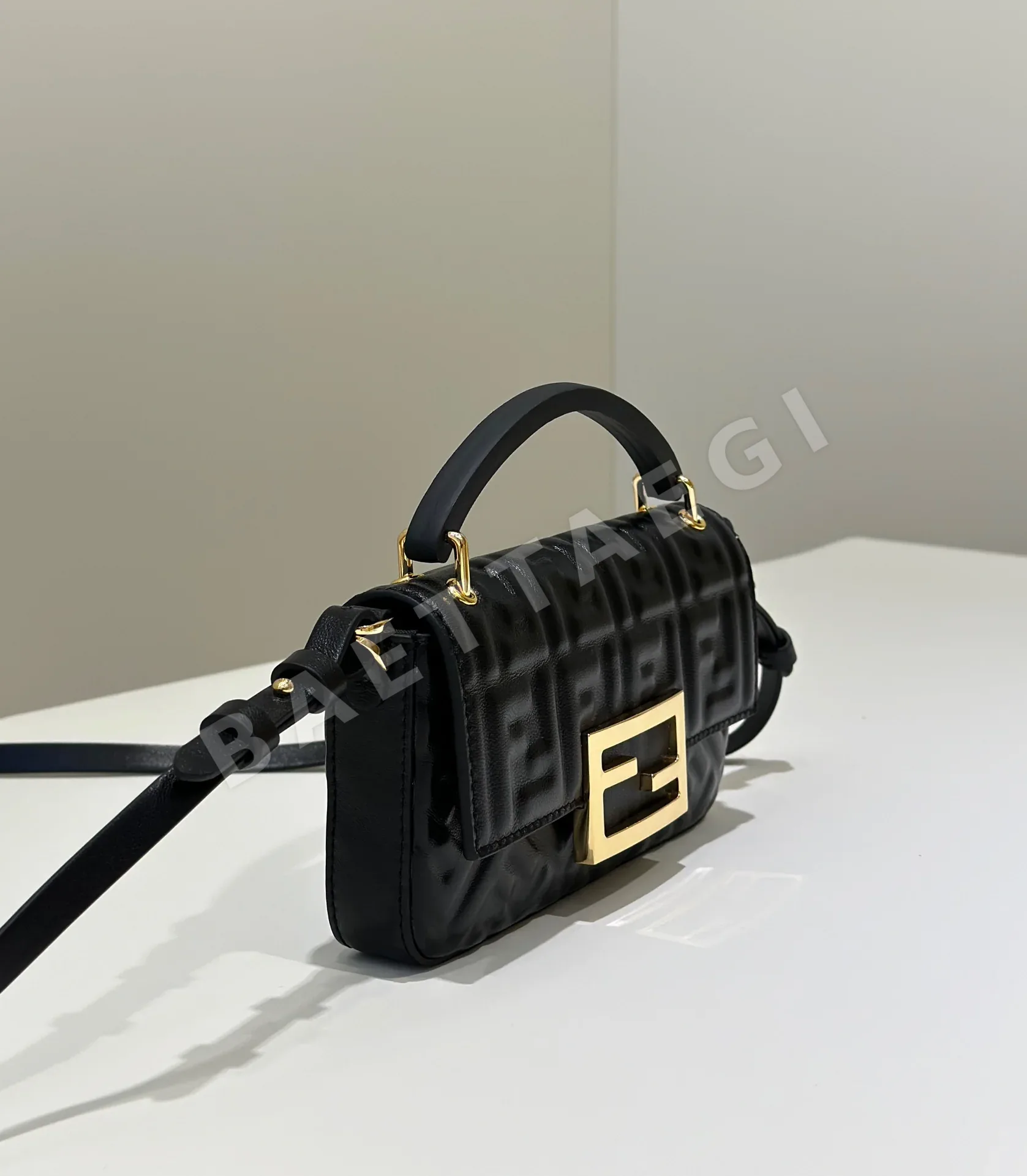 펜디 바게트 폰 파우치 8620 C8620 C 상세 이미지 3
