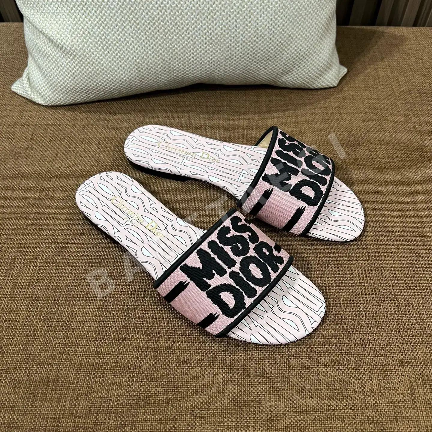디올 자수 캔버스 샌들 상세 이미지 4