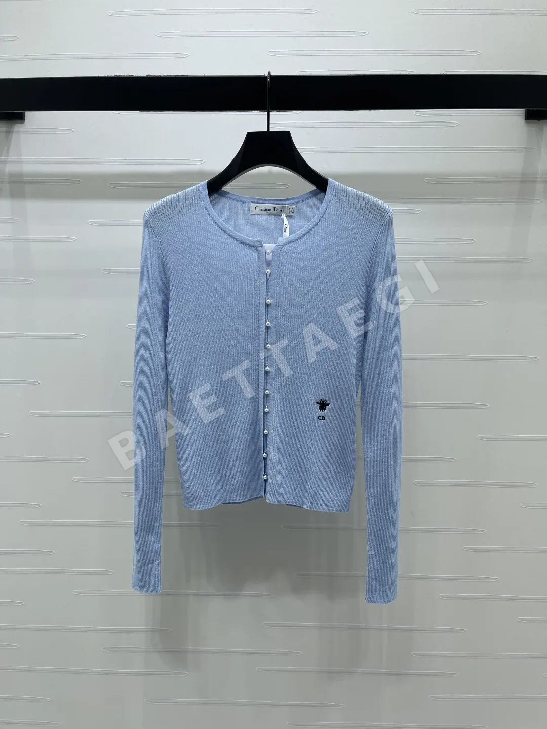 디올 라운드넥 진주 단추 니트 가디건 92225