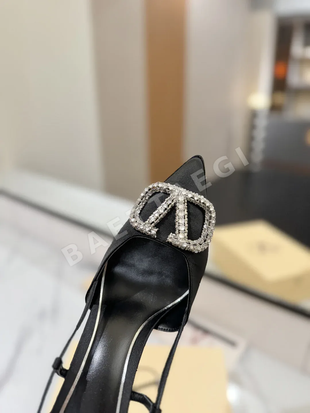 발렌티노 V 로고 버클 하이힐 샌들 상세 이미지 6