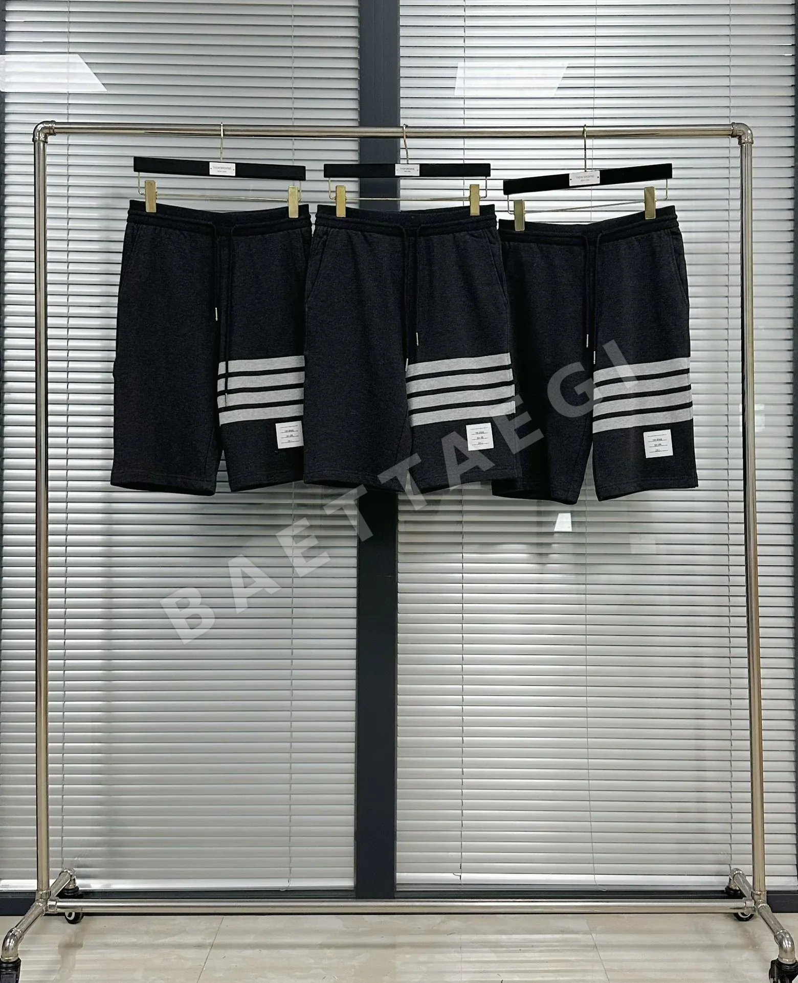 톰브라운 화이트 그레이 4바 스트라이프 면 반바지 46577