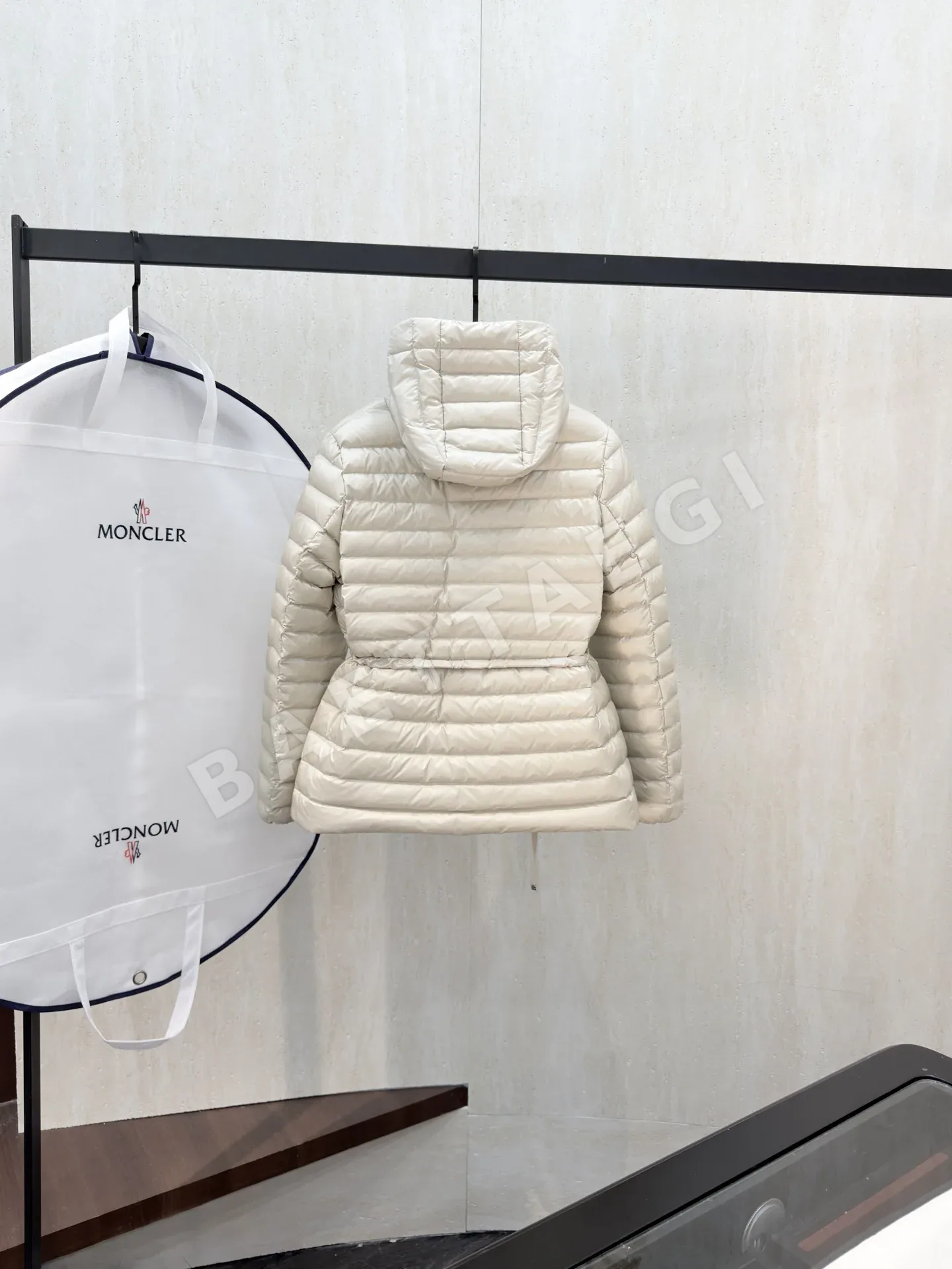 몽클레르 여성 화이트덕다운 패딩 상세 이미지 9