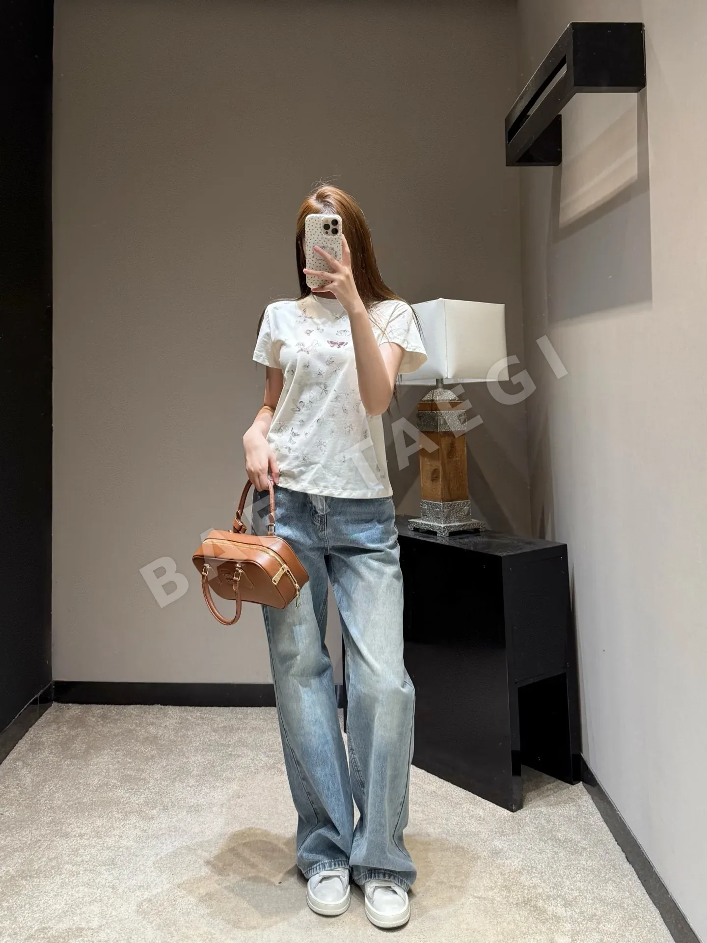 미우미우 크리미 화이트 나비 프린트 여성 반팔 상세 이미지 4
