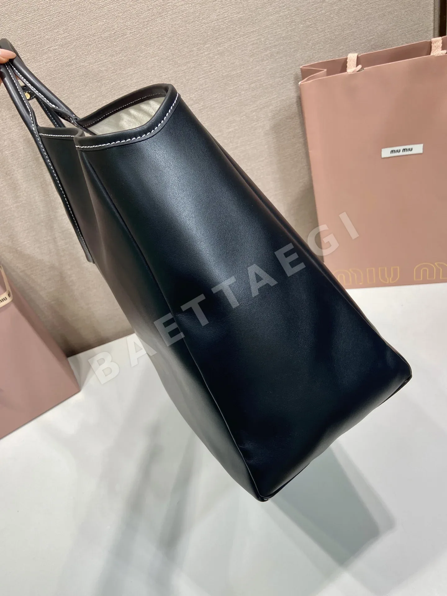 미우미우 모노그램 로고 가죽 토트백 5BG276 상세 이미지 5