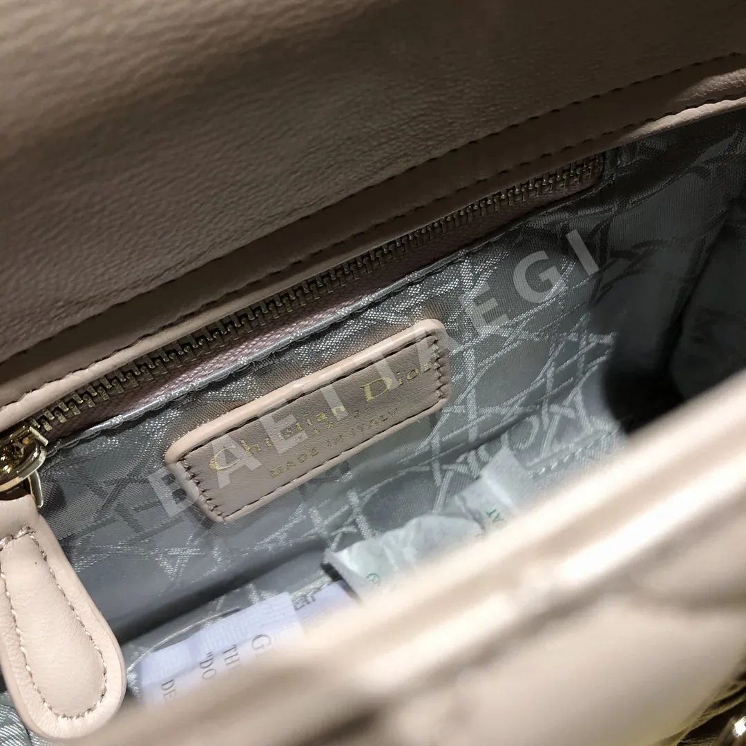 디올 레이디 클래식 램스킨 3 콤파트먼트 가방 상세 이미지 9