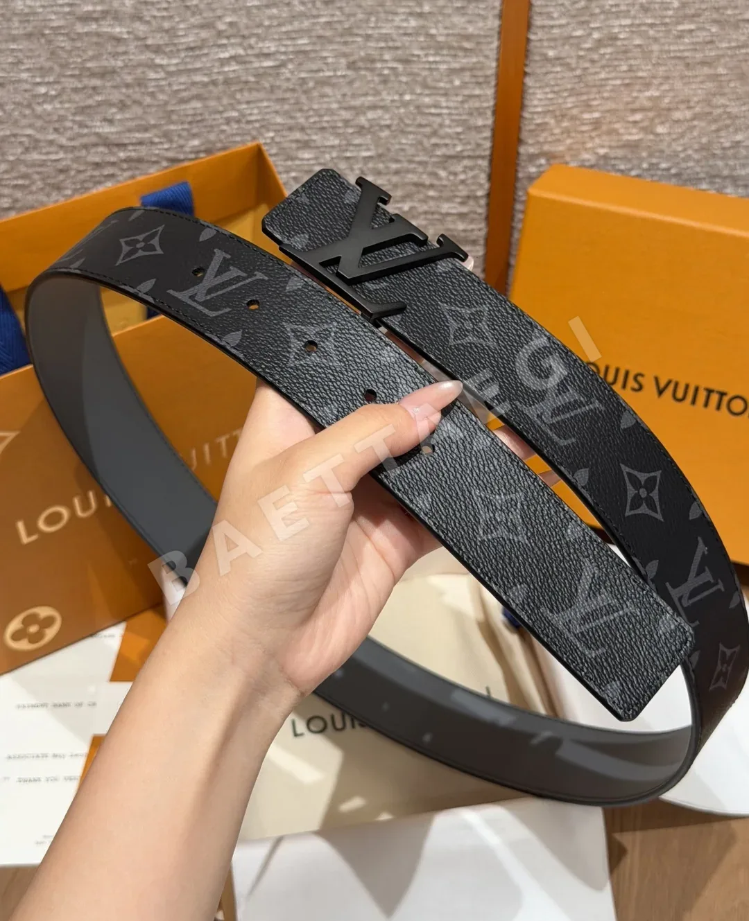루이비통 이니셜 리버시블 소가죽 벨트 40mm 상세 이미지 6