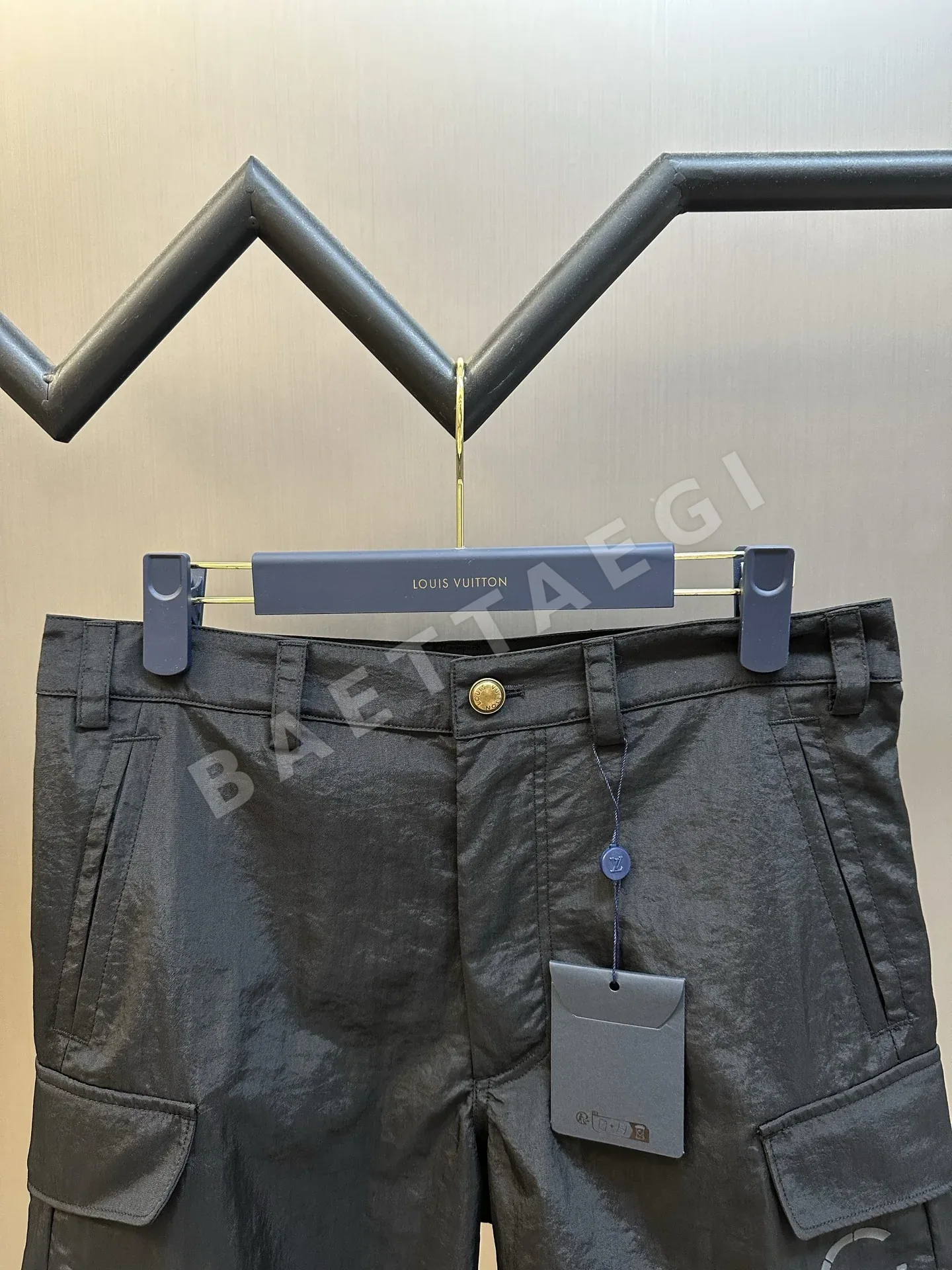 루이비통 반사 로고 카고 반바지 상세 이미지 2