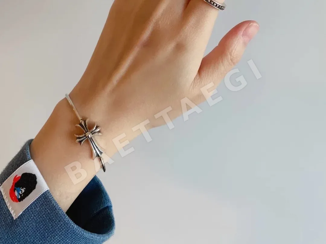 크롬하츠 크로스형 오픈 링 귀걸이 상세 이미지 4