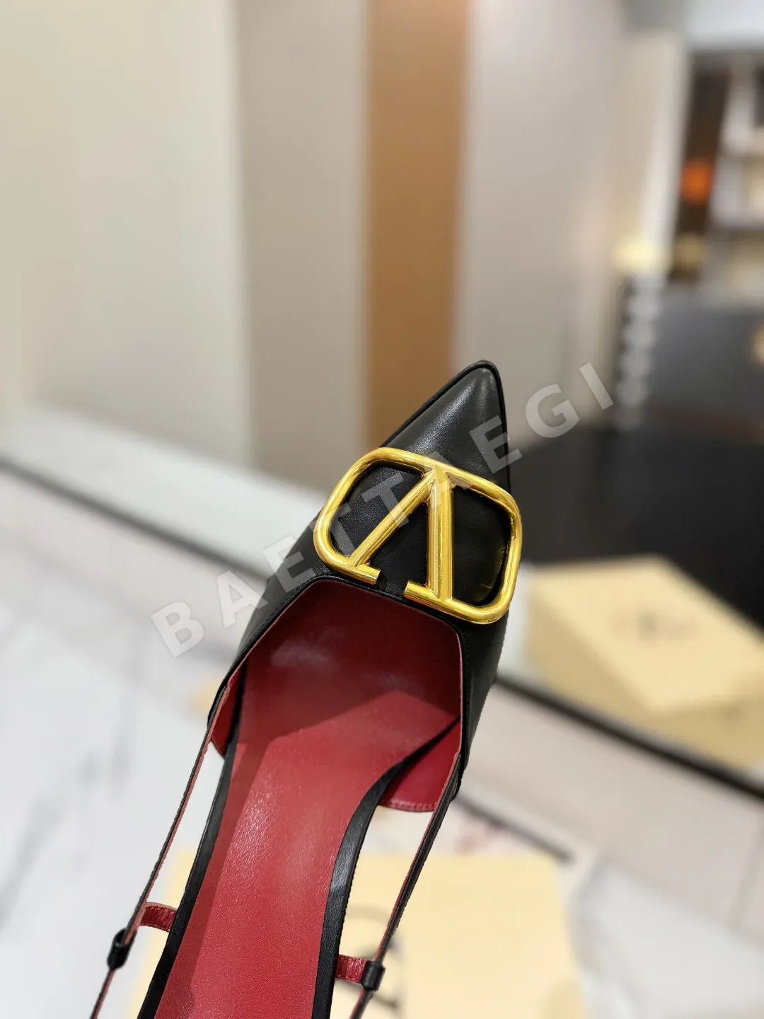 발렌티노 V 버클 뾰족코 샌들 상세 이미지 6