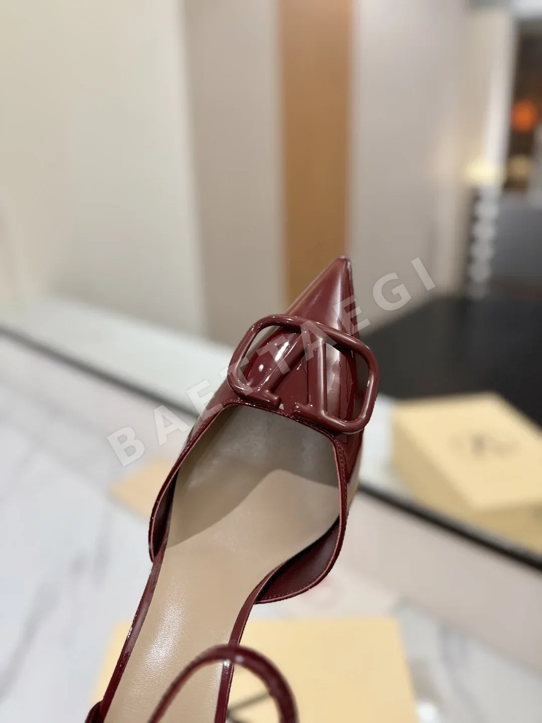 발렌티노 레더 메탈 브이 버클 펌프스 힐 상세 이미지 6