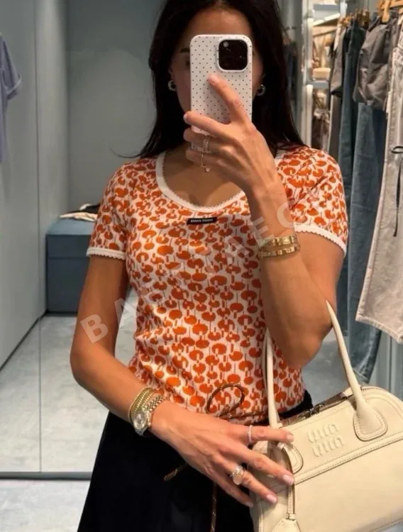 미우미우 오렌지 그래픽 레이스 트림 반팔 티셔츠 상세 이미지 3