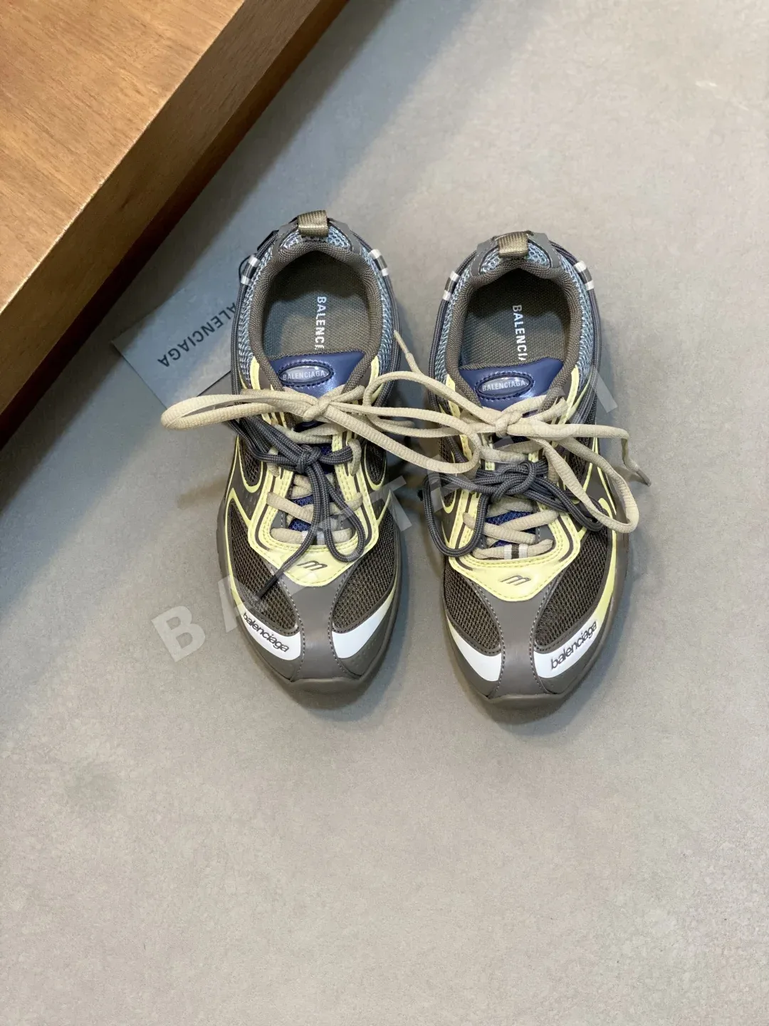 발렌시아가 레이더 메시 스니커즈 83947