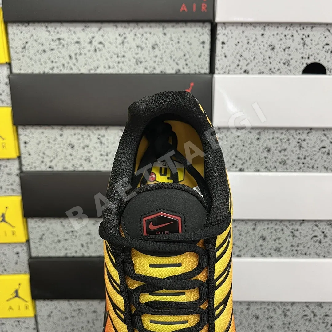 나이키 [DF] 에어 맥스 플러스 블랙 오렌지 옐로우 HF0552-001 201072 Nike Air Max Plus Sunset 상세 이미지 6