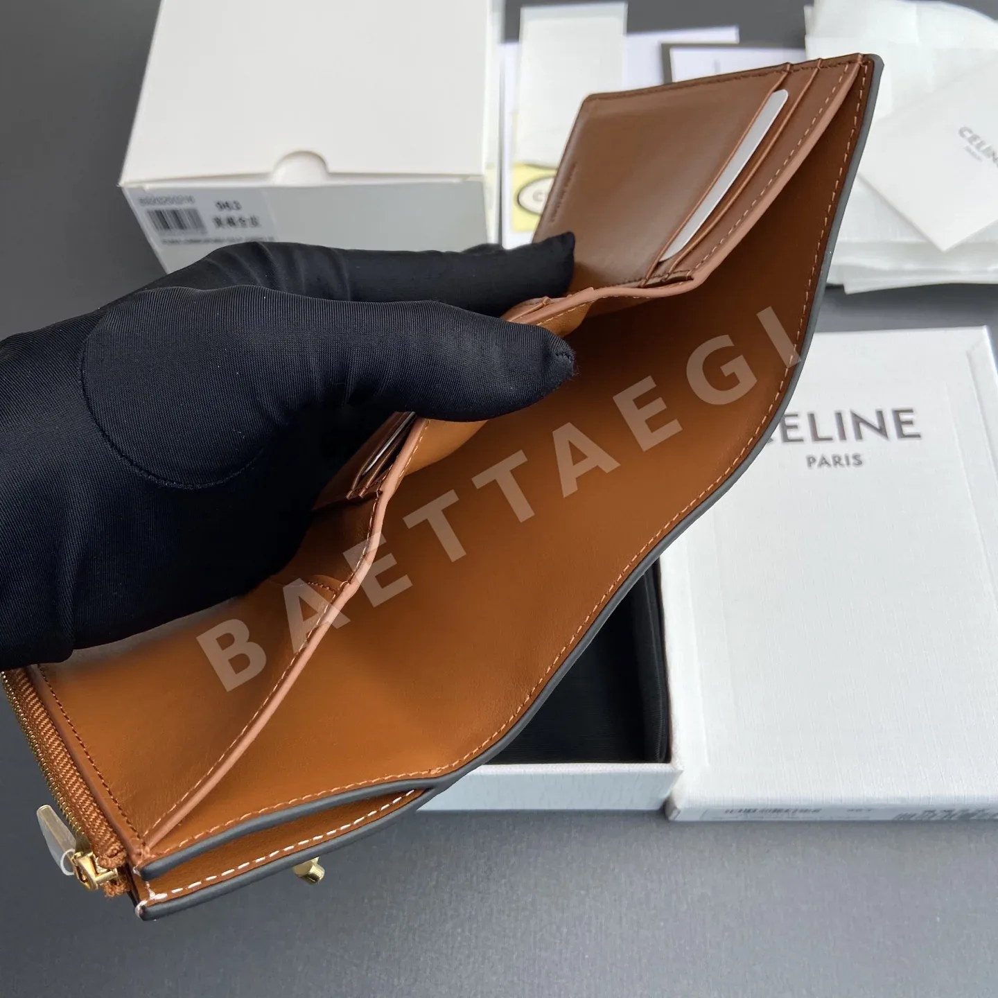 셀린느 빅투아르 소프트 카프스킨 지갑 상세 이미지 8