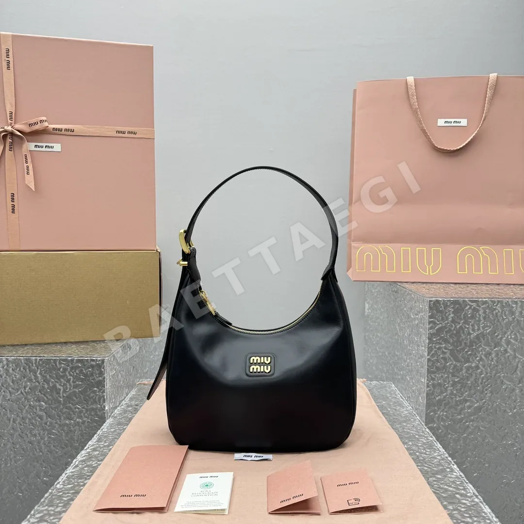 미우미우 올블랙 가죽 언더암백 68194
