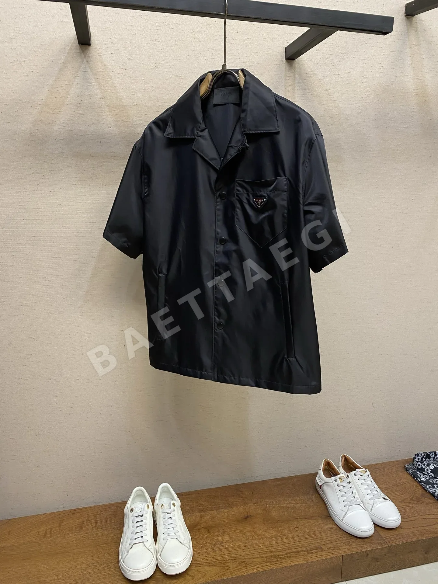 프라다 리사이클 나일론 스트랩 패치 포켓 반팔 셔츠 129901