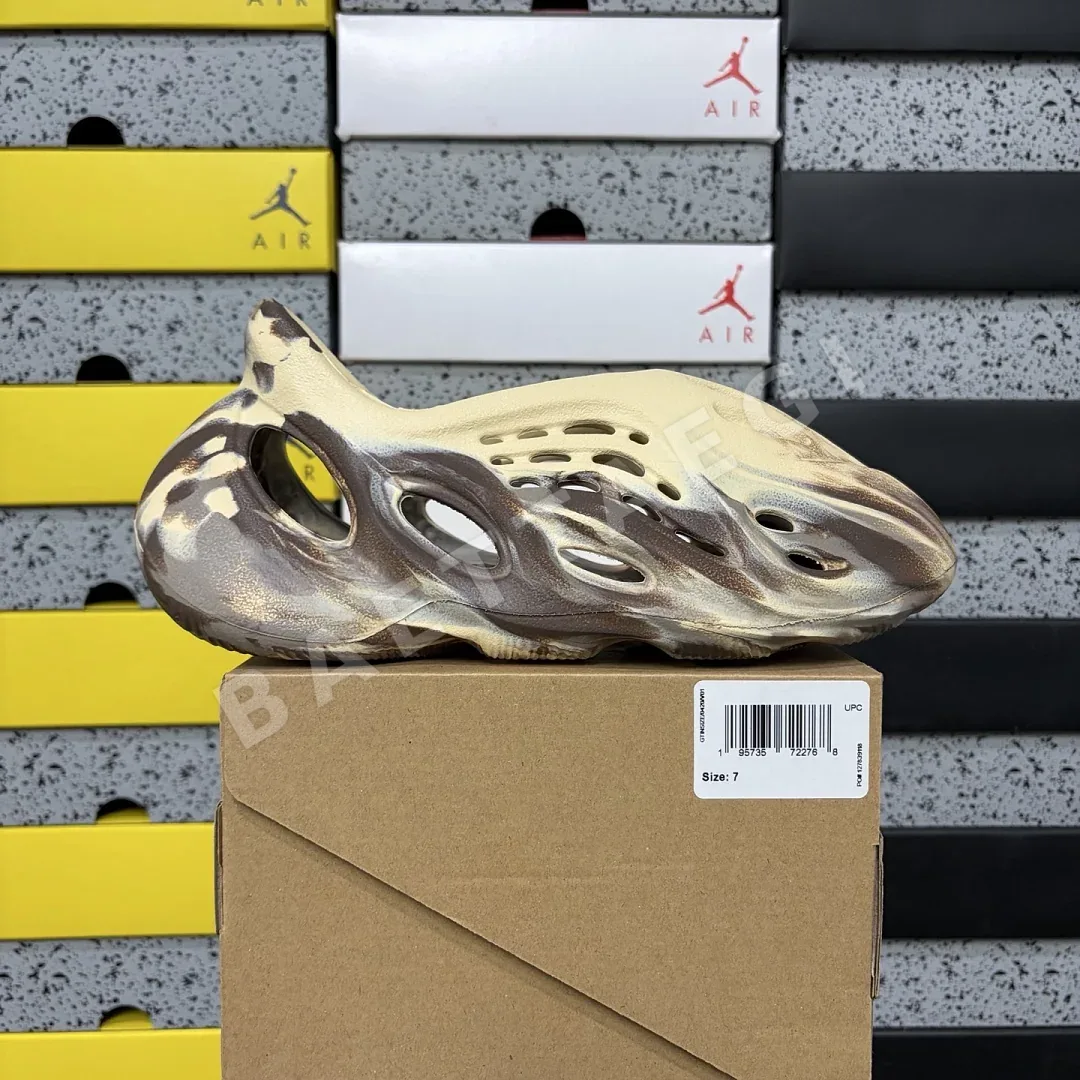아디다스 [LW] 이지 폼 RNNR MX GX8774 200637 Adidas Yeezy Foam RNNR MX Cream Clay