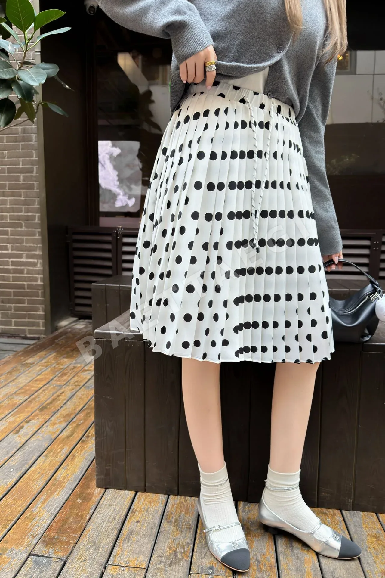 미우미우 물방울무늬 플리츠 미디 스커트 97298