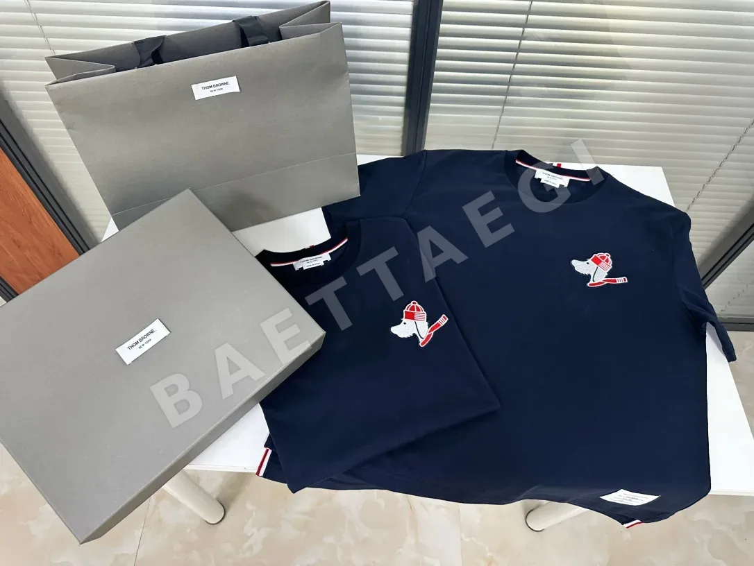 톰브라운 TB 자수 스키 도그 남여공용 반팔 티셔츠 상세 이미지 9