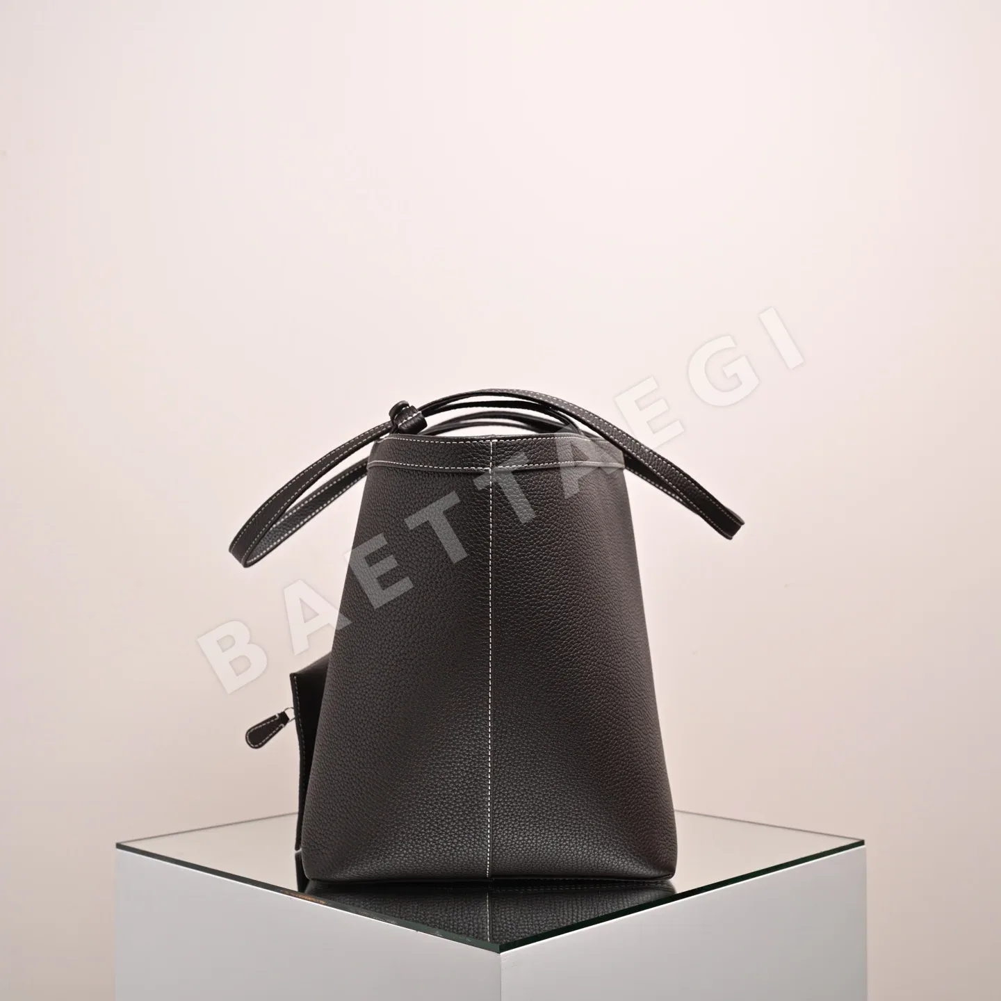 더로우 코쿤 가죽 토트백 상세 이미지 3