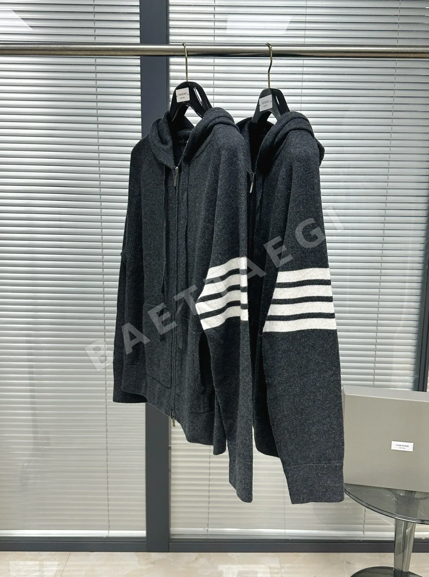 톰브라운 클래식 울 후드 자켓 WT284229 상세 이미지 4