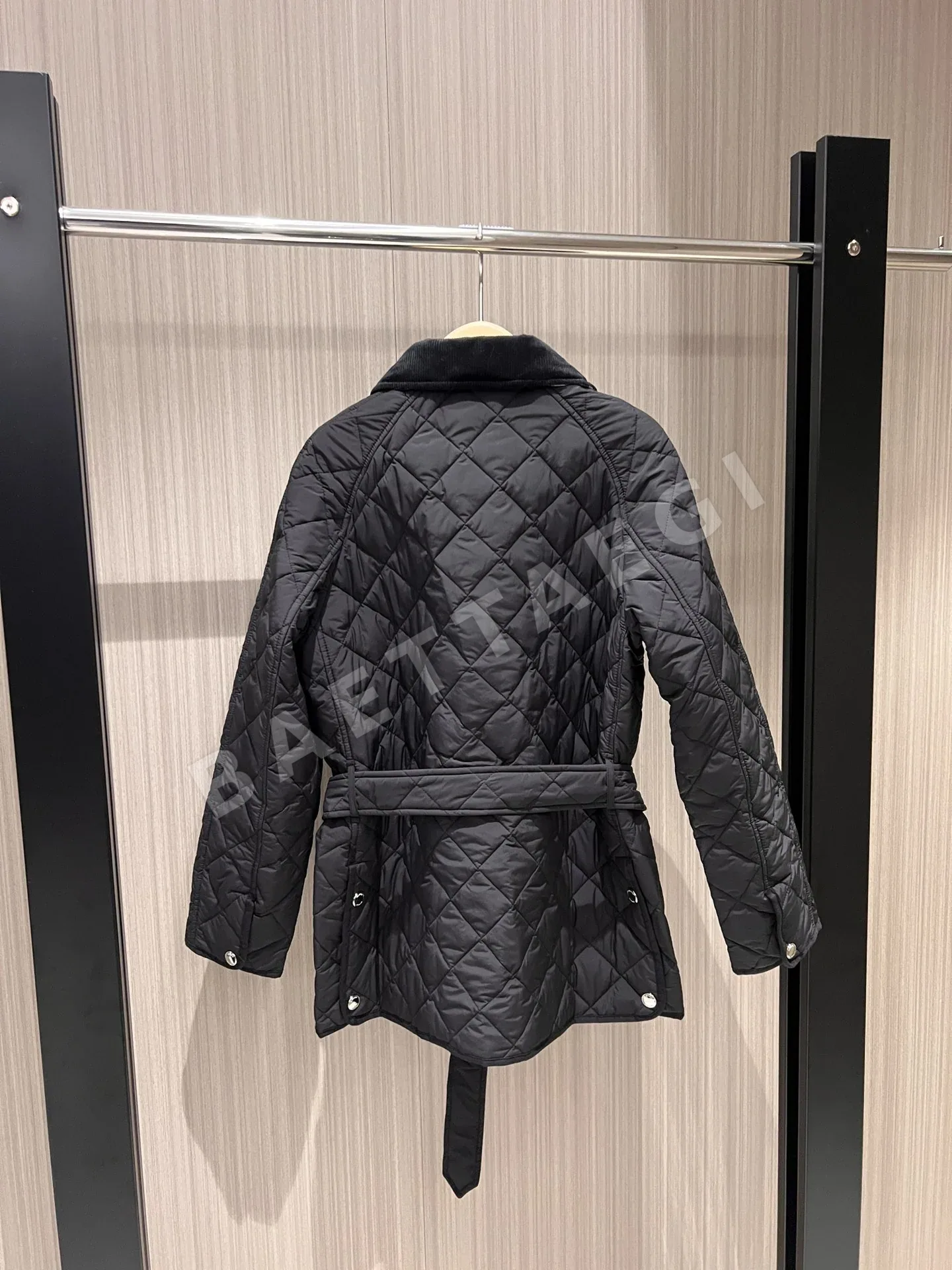 버버리 코듀로이 카라 다이아몬드 패턴 여성 패딩 상세 이미지 9