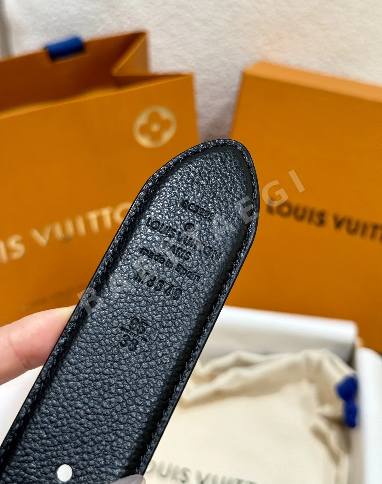 루이비통 LV 아이코닉 로고 양면 소가죽 벨트 상세 이미지 8