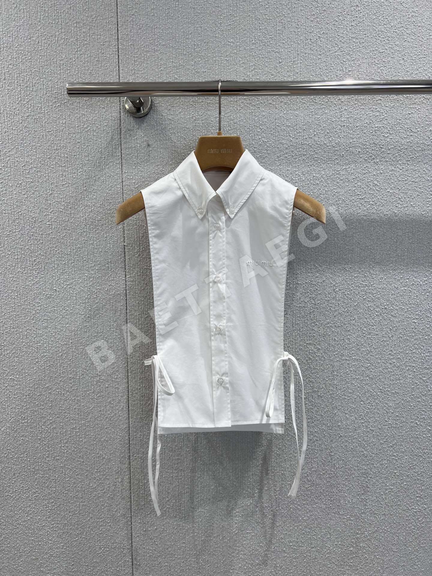 미우미우 레터 자수 민소매 타이 웨이스트 셔츠