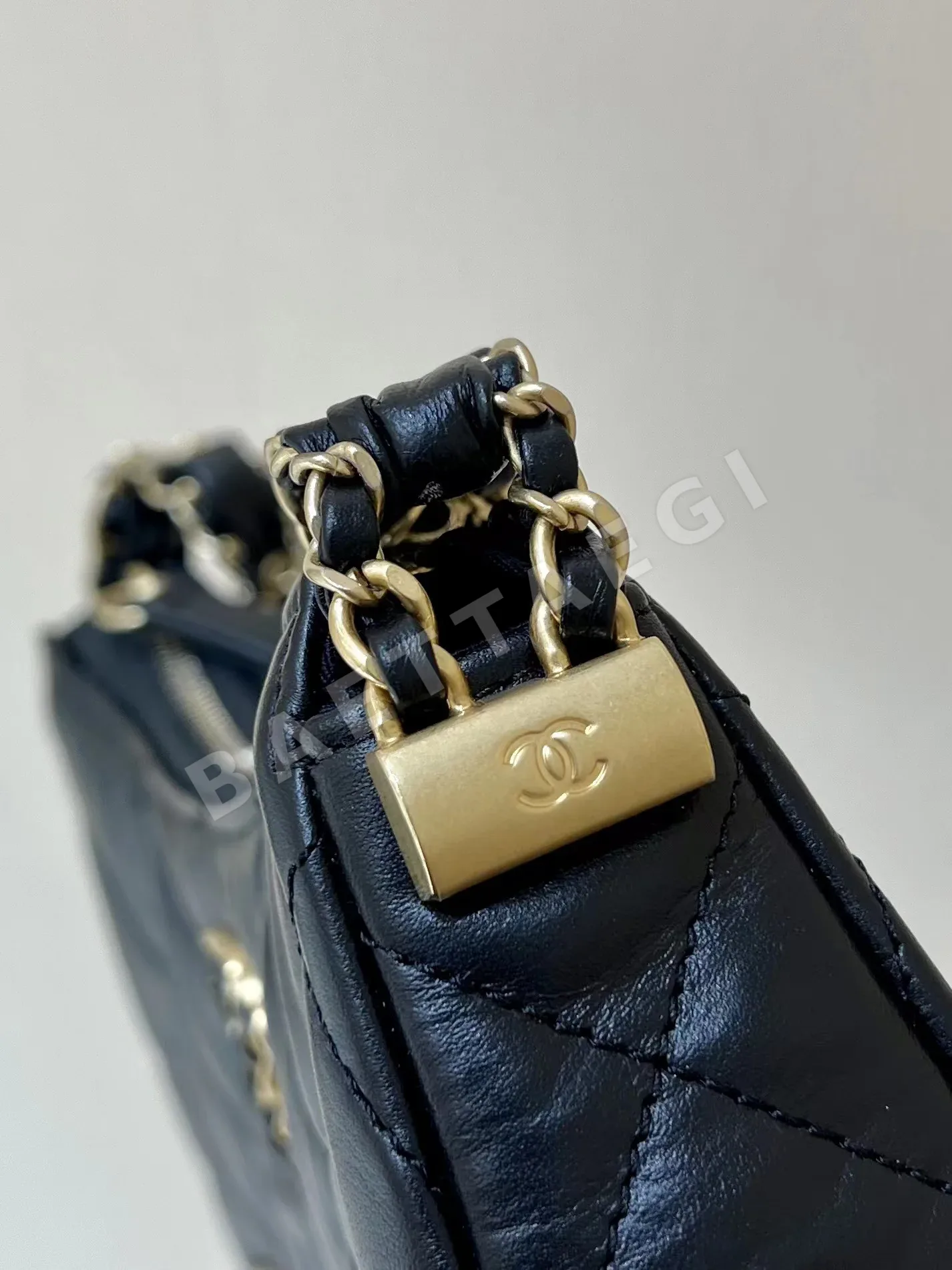 샤넬 19 호보 언더암백 상세 이미지 7