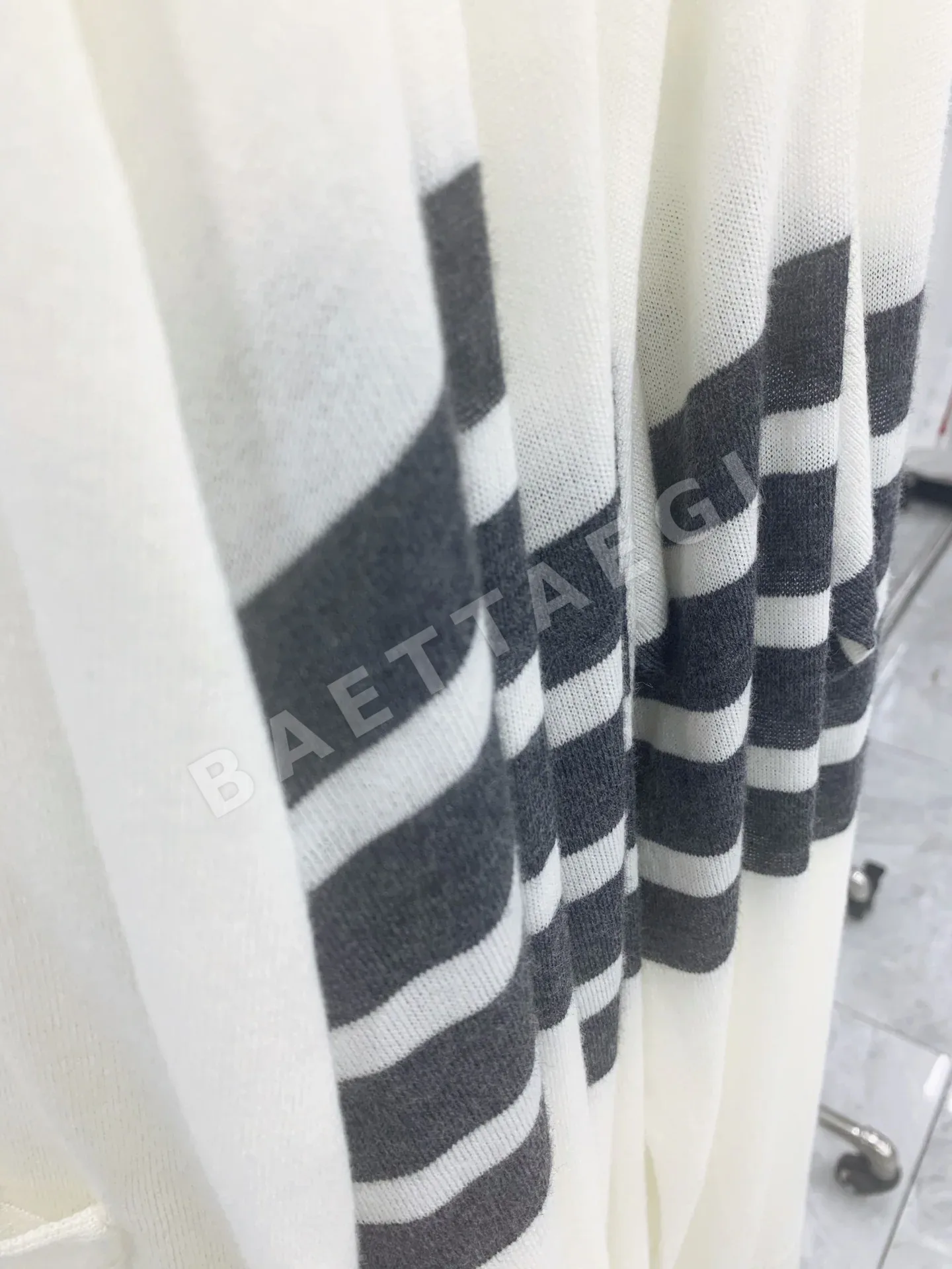 톰브라운 다크 그레이 4바 스트라이프 울 가디건 상세 이미지 7