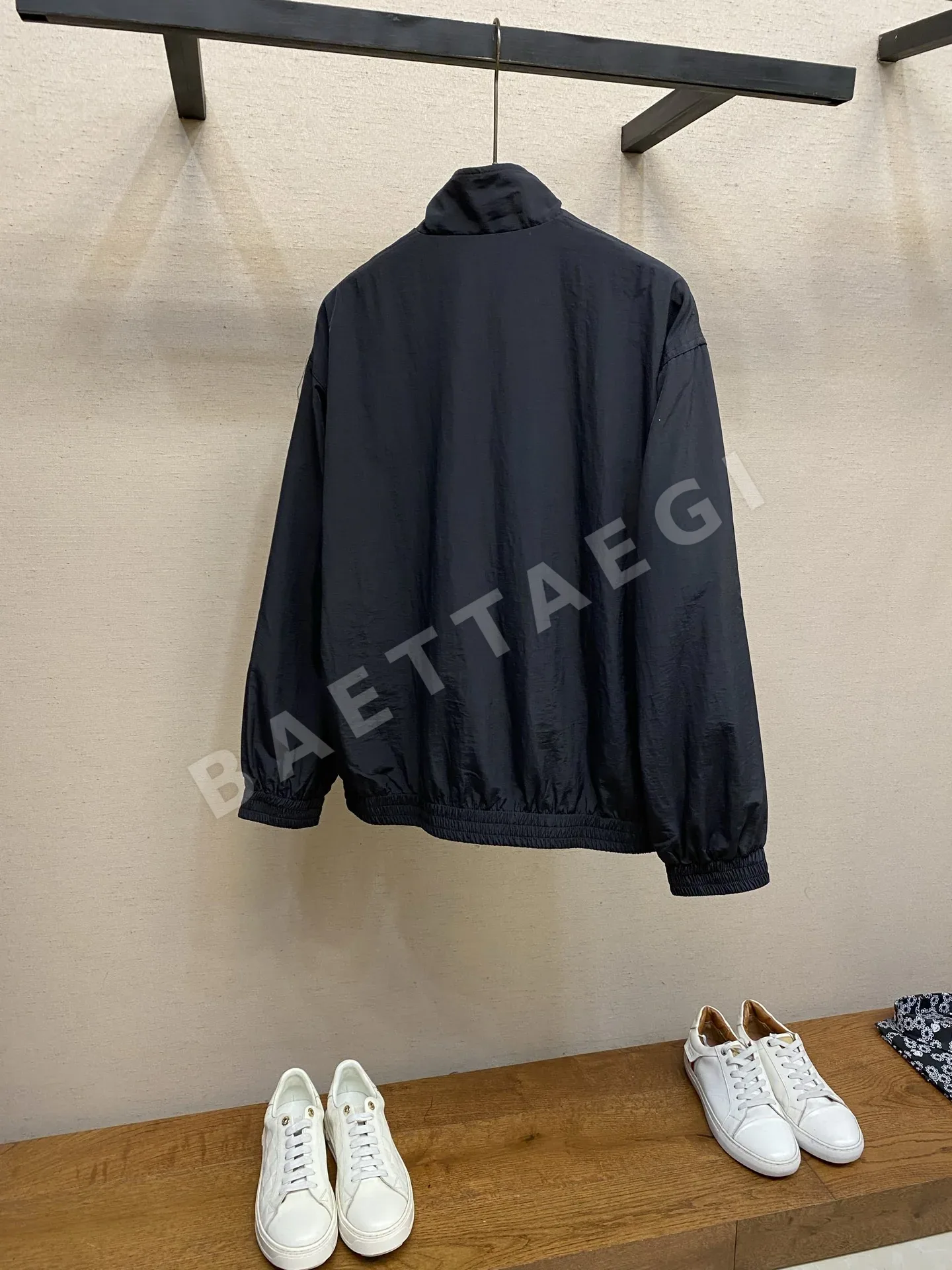 발렌시아가 스탠드 카라 자수 로고 남성 자켓 상세 이미지 2