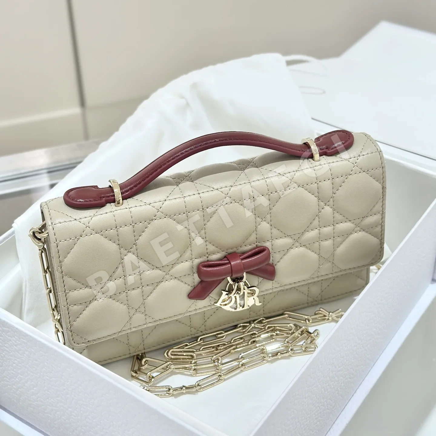 디올 리본 매듭 램스킨 라이스 와인 레드 크로스백 상세 이미지 3