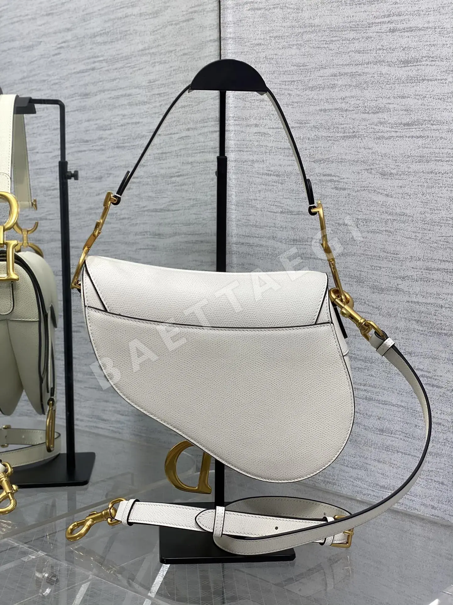 디올 블랙 그레인 카프스킨 새들 플랩 가방 상세 이미지 3