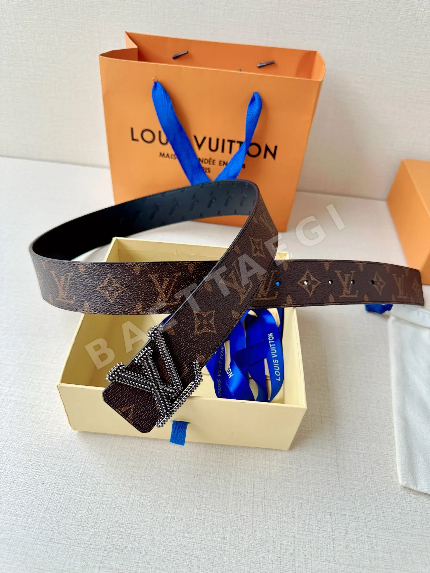 루이비통 LV 이니셜 스터드 리버시블 가죽 벨트 상세 이미지 3